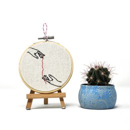 Håndlavet broderibøjle vægkunst - LOVE Collection - Tektil vægdekoration (10 cm) - S. Valentinsdag gave