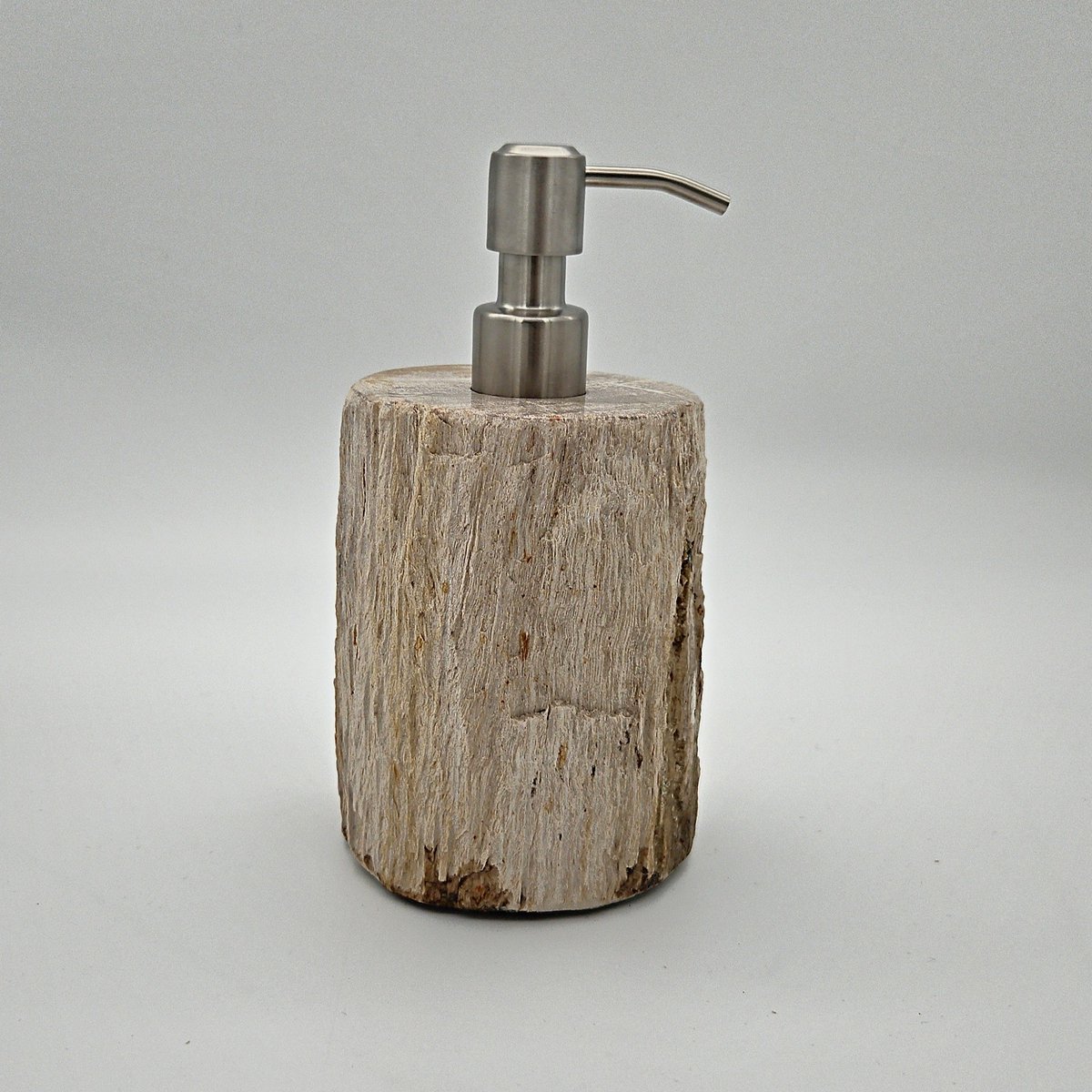 Zeepdispenser van versteend hout