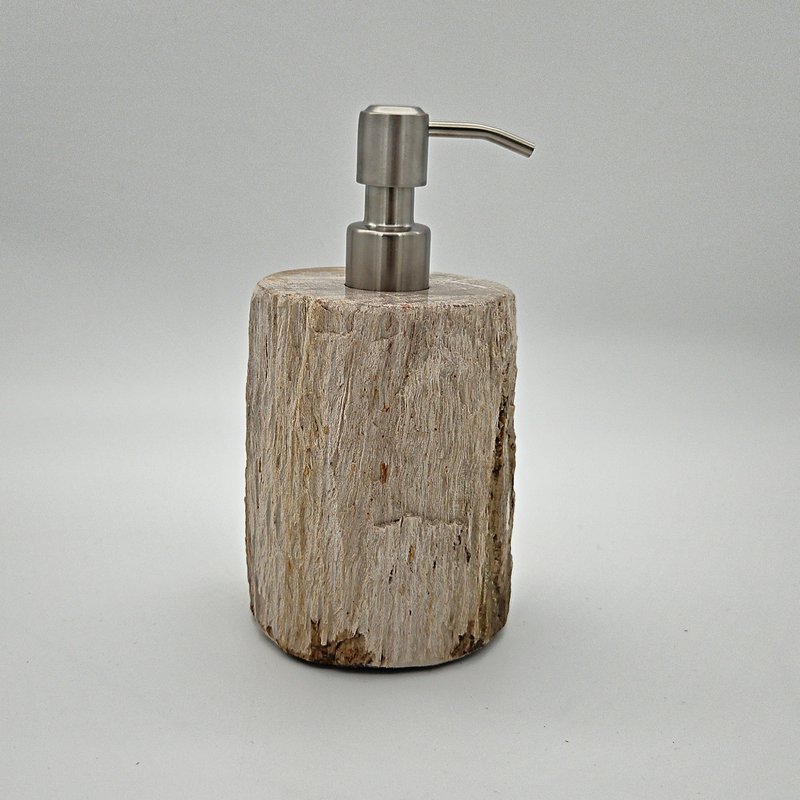 Zeepdispenser van versteend hout
