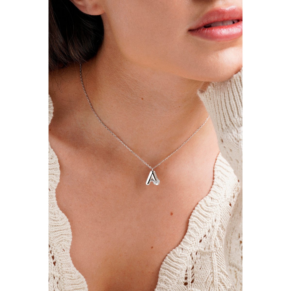 Collier avec initiale "A" avec volume, argent et ligne de zircons