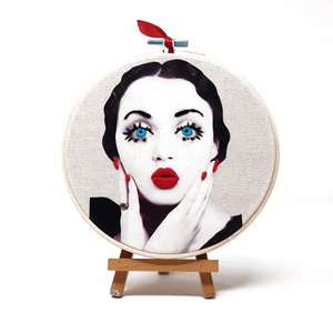 Handgemaakte borduurring kunst aan de muur - modeportretten - textiel kunst aan de muur (15cm)