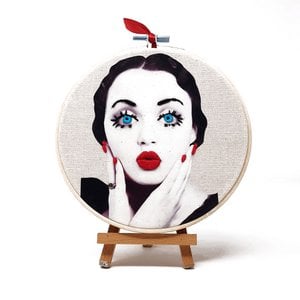 Handgemaakte borduurring kunst aan de muur - modeportretten - textiel kunst aan de muur (15cm)