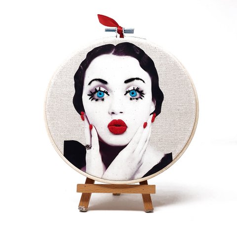 Handgefertigte Stickrahmen-Wandkunst – Modeporträts – Textile Wandkunst (15 cm)