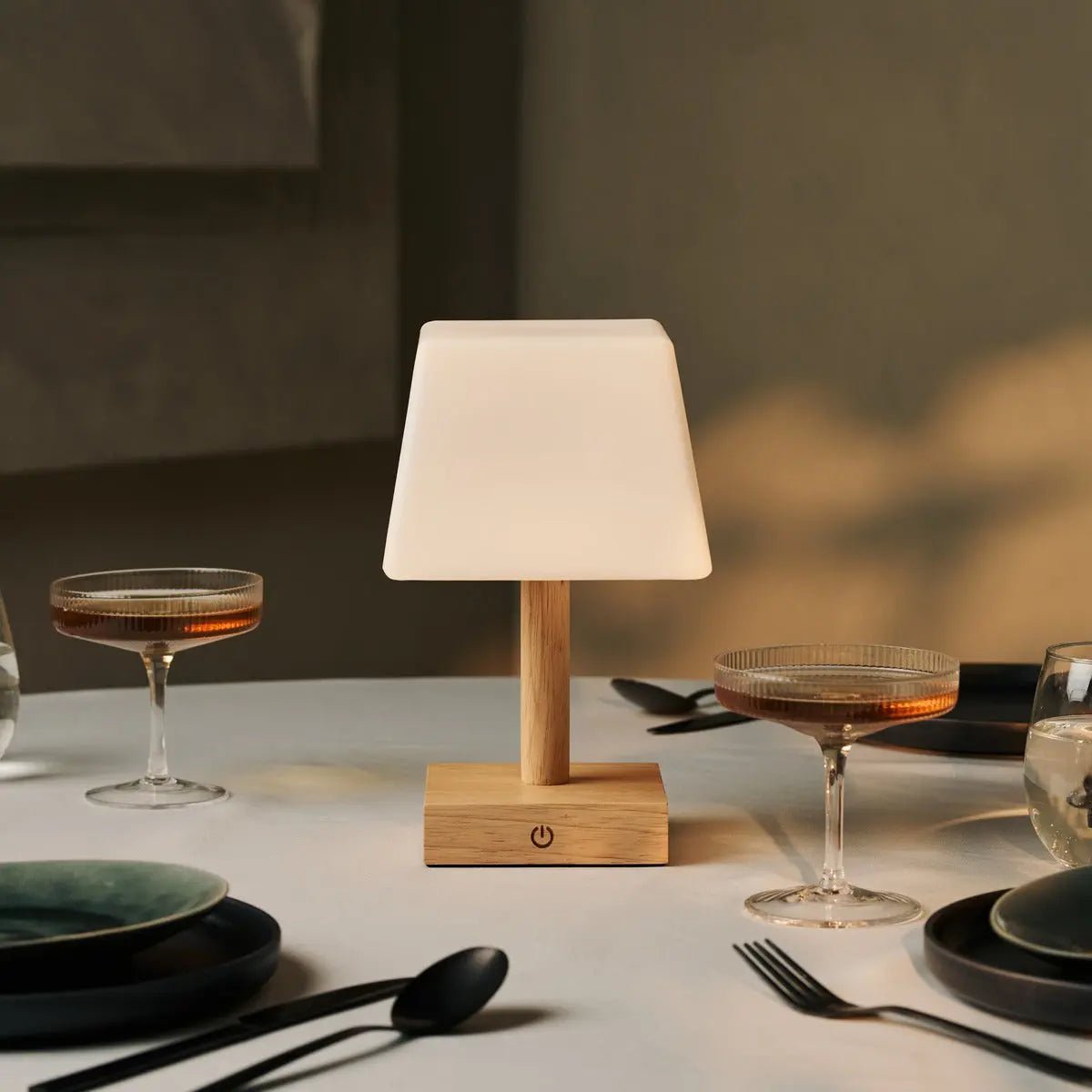 Lampada da tavolo ricaricabile Tommy in legno marrone chiaro