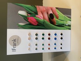 Display med 12 par sølv ørestikker