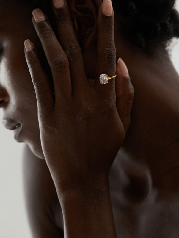 Tabby - Solitaire jubilæums ring i krystalguld