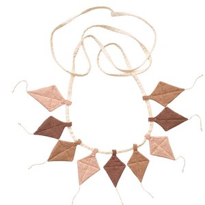 Kite Garland – Sonnengebräunter Akt