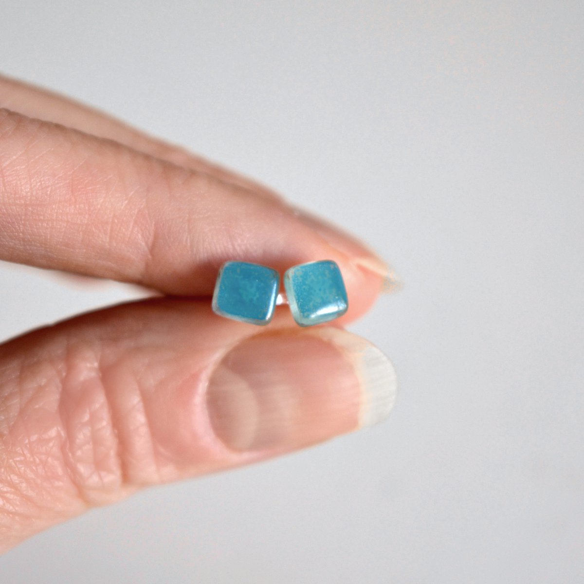 Kleine turkooisblauwe mini-oorbellen, sterling zilveren paaltjes en gerecycled glas