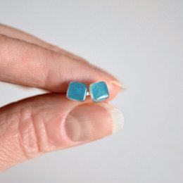 Kleine turkooisblauwe mini-oorbellen, sterling zilveren paaltjes en gerecycled glas