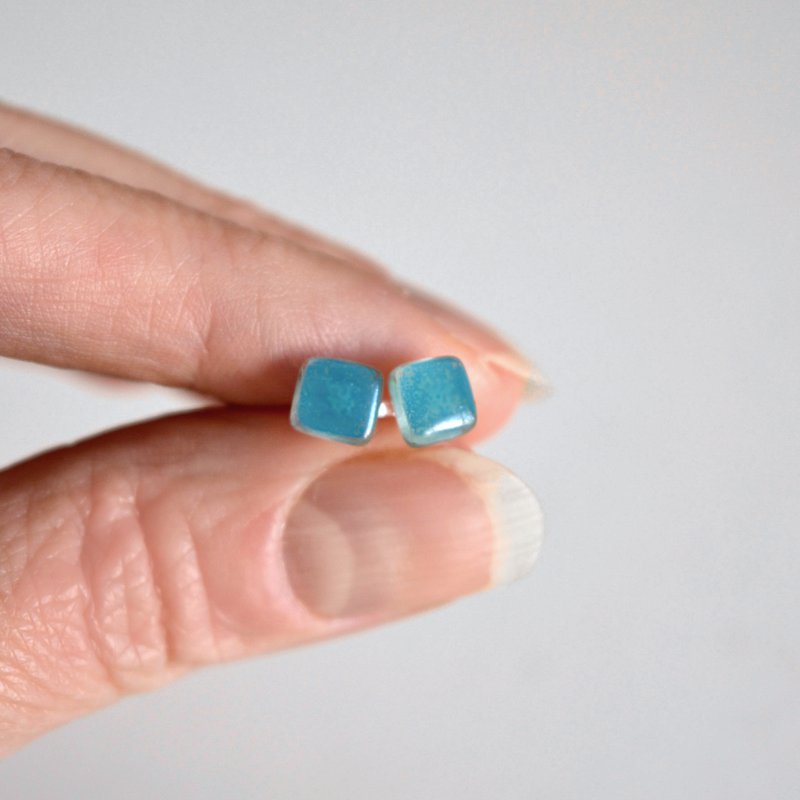 Kleine turkooisblauwe mini-oorbellen, sterling zilveren paaltjes en gerecycled glas