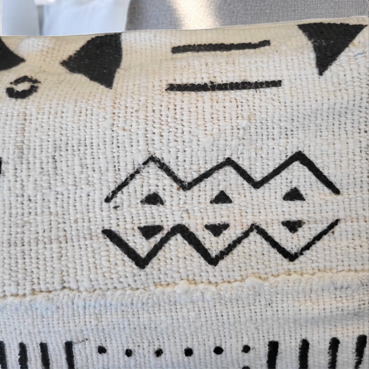 Fodera per cuscino in tessuto fango bianco 30x50 del Mali con disegno primitivo di timbro africano a mano