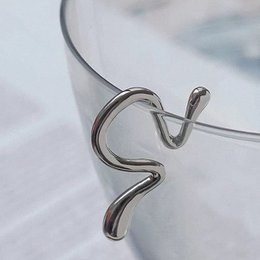 Petite manchette d’oreille à ligne géométrique - Une pièce