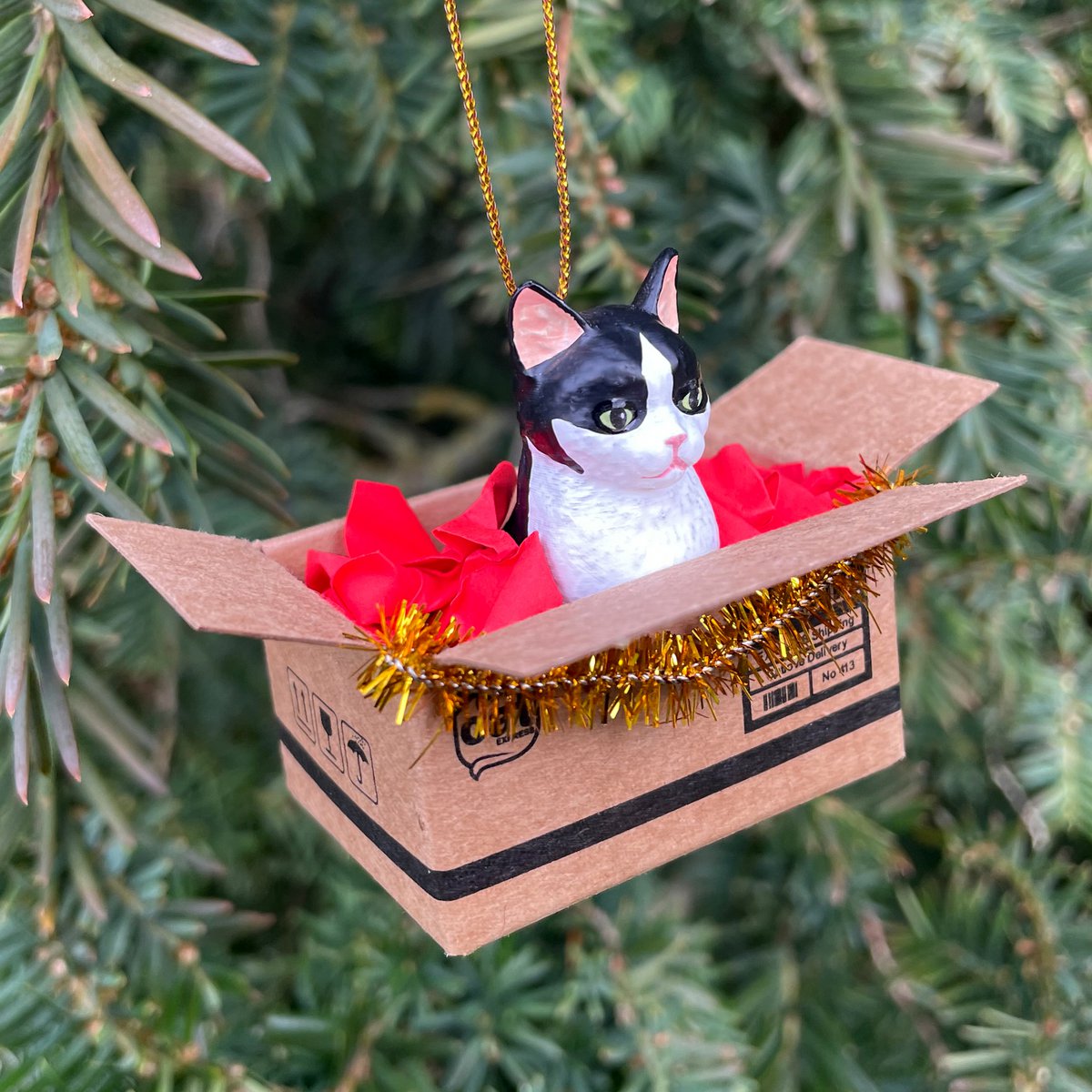 Ornamento natalizio gatto fatto a mano in bianco e nero in mini scatola