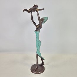 Scultura in bronzo "Baby in the air" di Soré | diverse dimensioni e colori