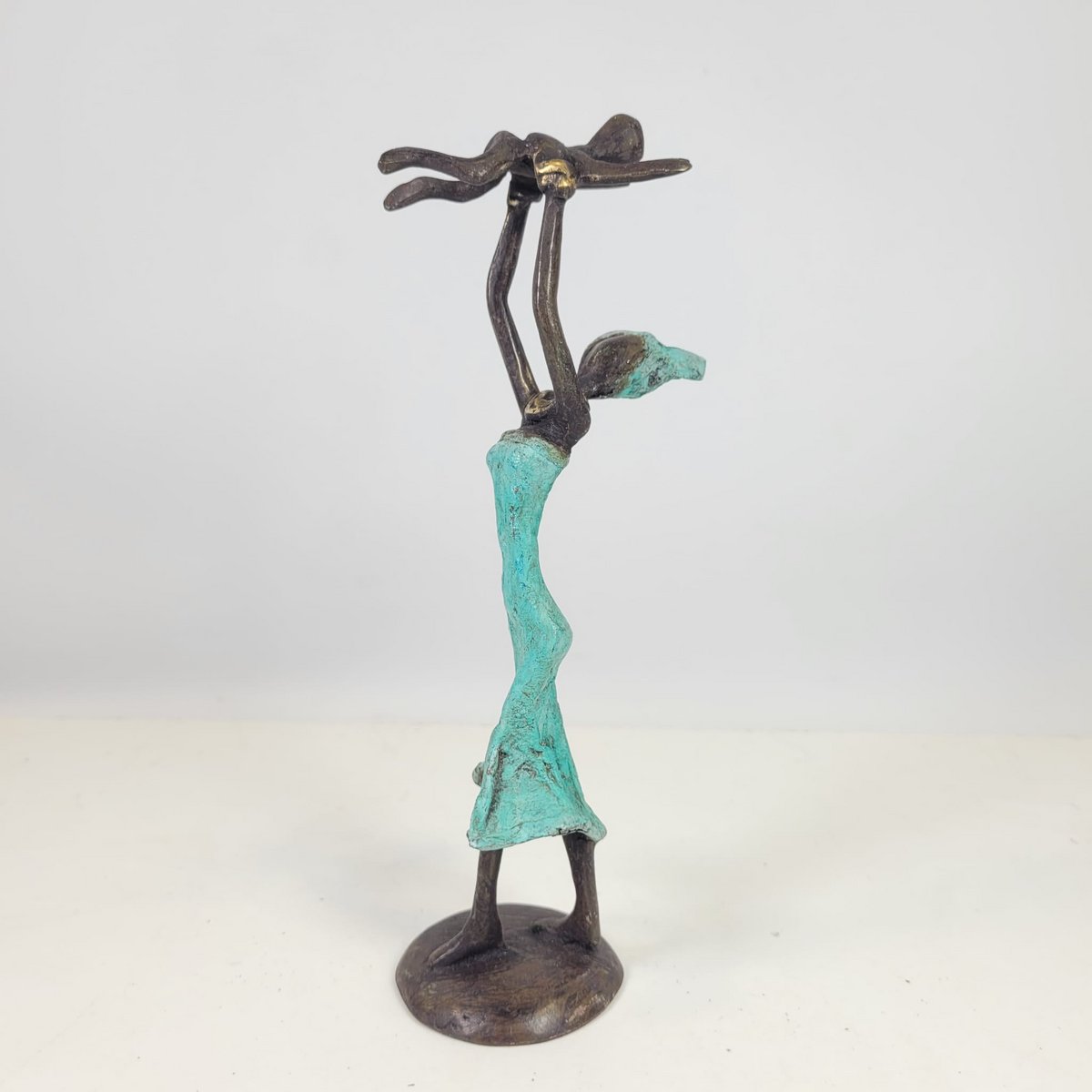 Bronzeskulptur "Baby in the air" af Soré | forskellige størrelser og farver