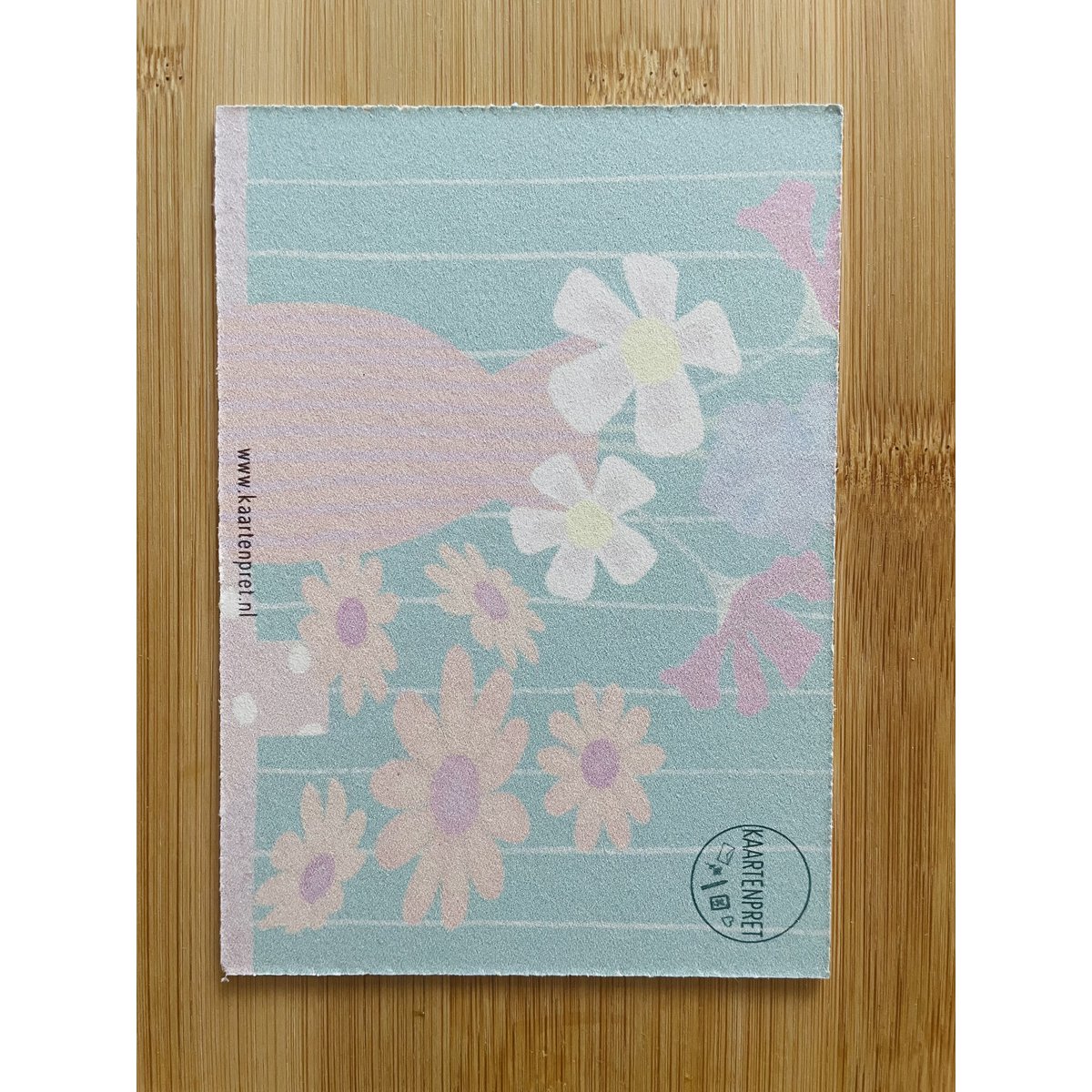 2 vaser med pluk blomster grønt papkort
