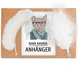 A replacement cat toy made of feather and sheepskin, lovingly handcrafted in Germany. The robust and sustainable toy is designed as a cat hanger with a playful cat illustration.
