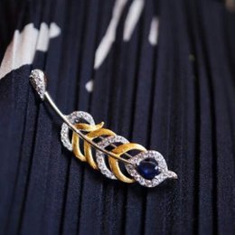 Broche de zafiro con esplendor emplumado