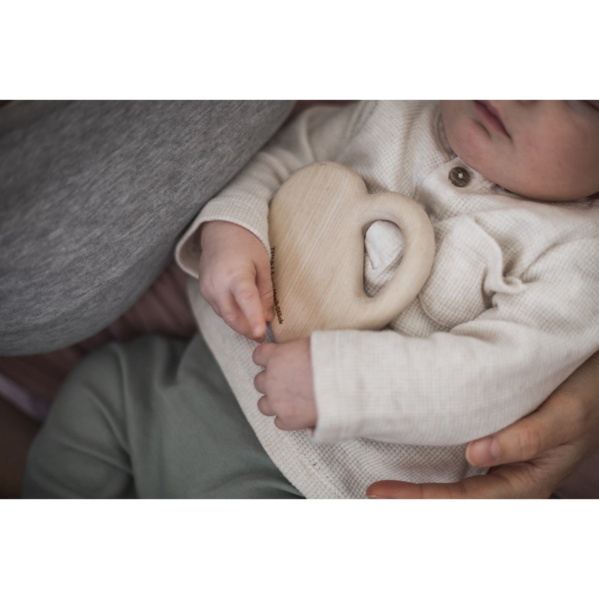 Juguete de agarre con sonajero para bebés “cerca del corazón” | sonajero de madera | Juguetes para bebés hechos con madera regional | sonajero bebe | Juguete sonoro a partir de 1 año | 100% Hecho en Alemania