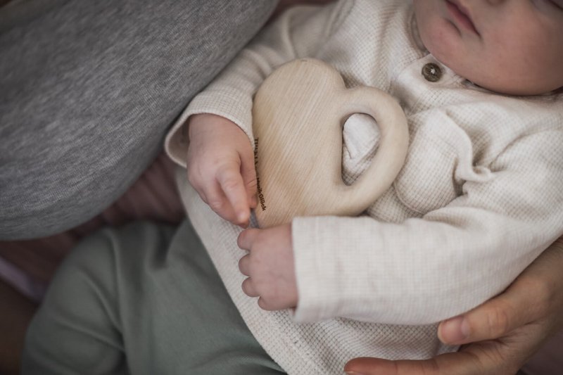 Baby rangle gribe legetøj "tæt på hjertet" | træ rangle | Babylegetøj lavet af egnstræ | baby rangle | Lydlegetøj fra 1 år | 100% lavet i Tyskland