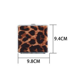 Student mit Leopard- und Zebra -Zigaretten