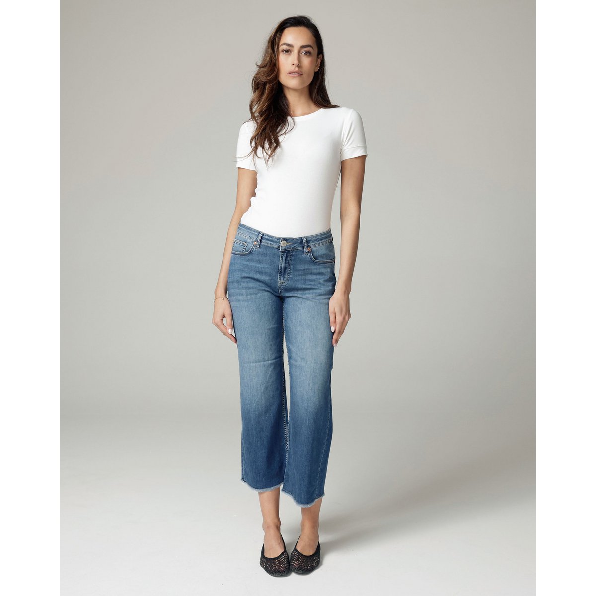 Mid-Blue staight-leg cropped mid-Rise jeans | Nancy