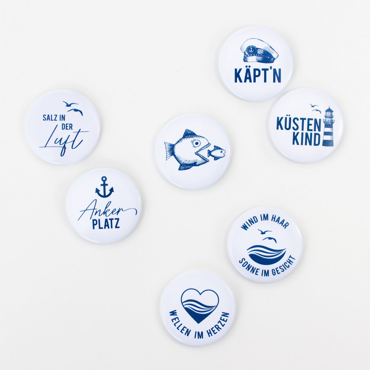 Magnet „Wind im Haar – Sonne im Gesicht“ – Maritimes Meer-Motiv – Blau/Weiß – Ø 3,7 cm – Kühlschrank & Whiteboard