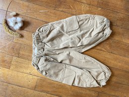 Khaki cargo pants for boys with elastic waistband and pockets.