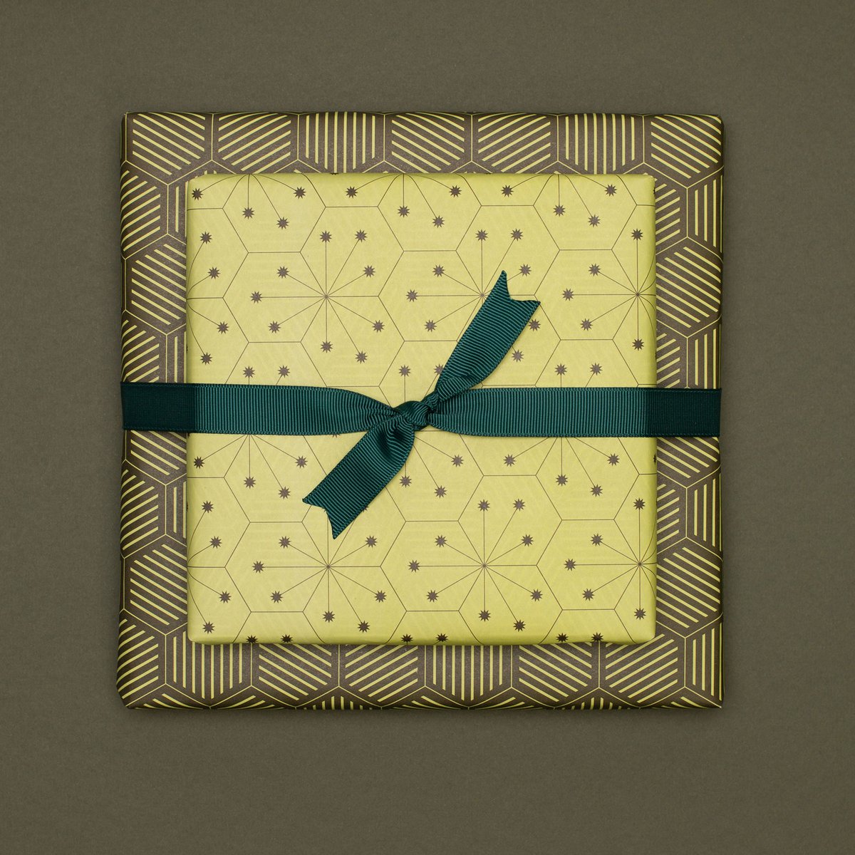 Papier d'emballage vert, papier d'emballage graphique vert clair et vert foncé, merveilleusement emballé pour les cadeaux de Pâques, pour emballer des cadeaux masculins ou comme cadeaux de Noël