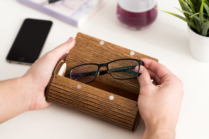 Estuche para gafas hecho a mano de madera de Krea-Wood con imán. Fabricado en madera de roble, color natural.