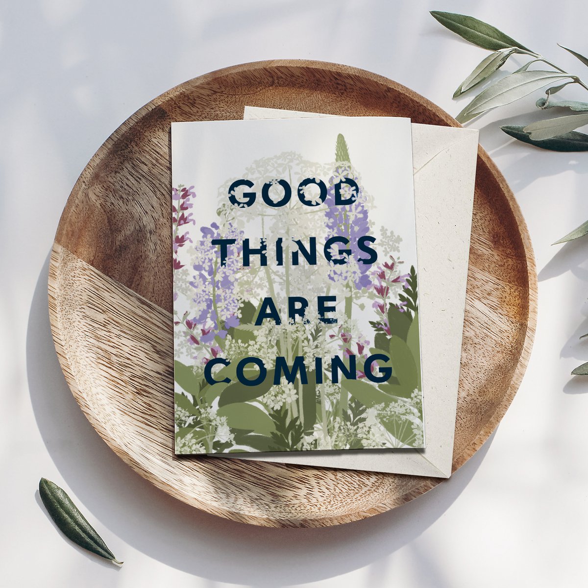 Carte postale « De bonnes choses arrivent » avec Lila Blumen