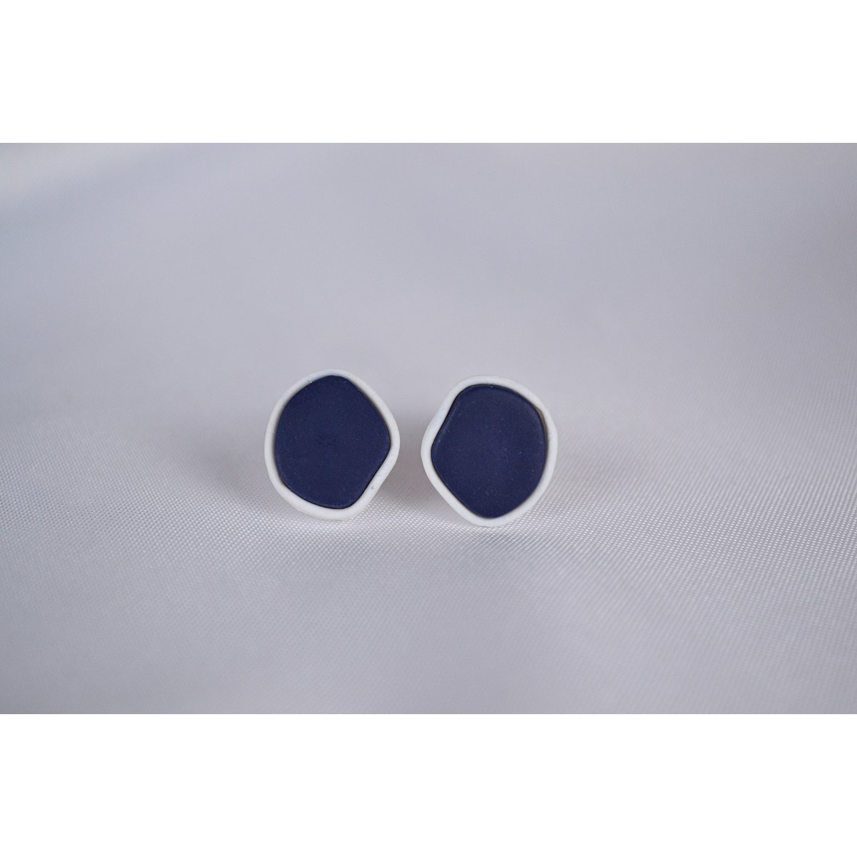 Boucles d'oreilles clous Ella en bleu et blanc