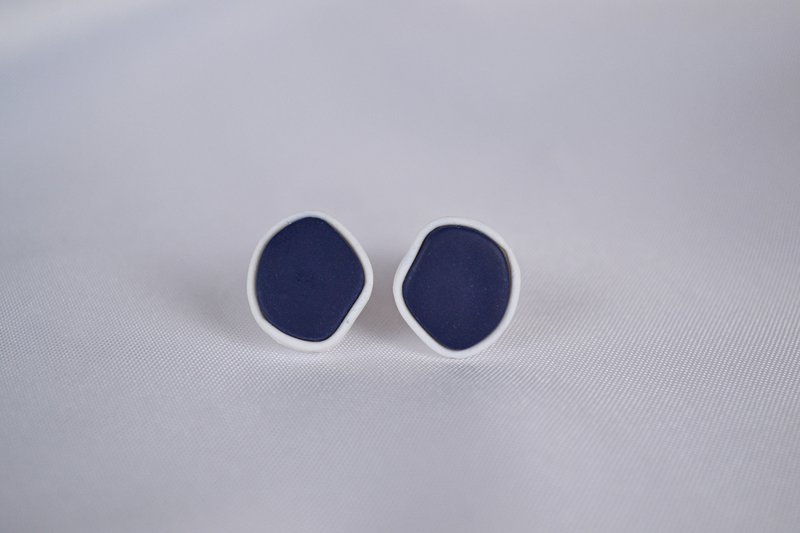 Ella stud earrings in blue & white