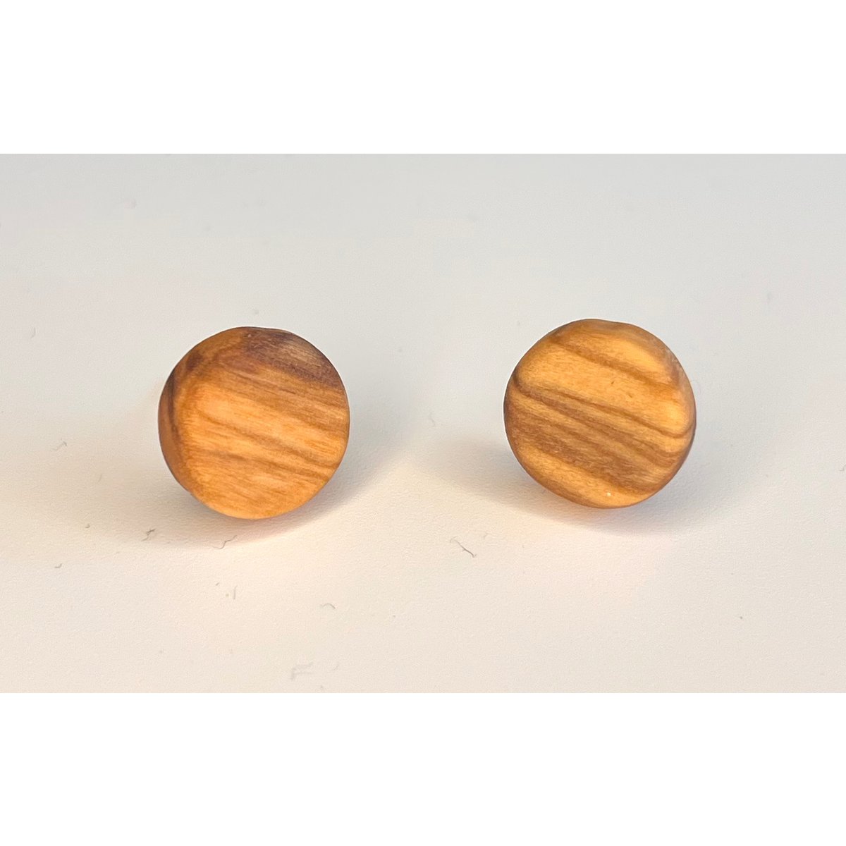 Boucles d'oreilles clous 12 mm en véritable bois d'olivier naturellement maîtrisé, design arrondi et élégant, beau grain marron