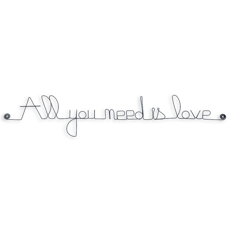 Scritta sul muro di filo metallico "All you need is love"