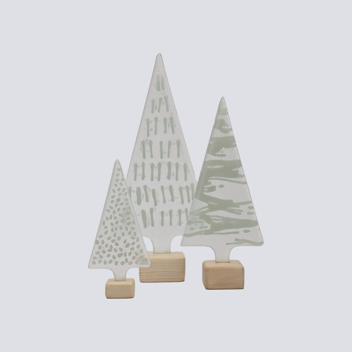 Xmas Tree Medium 8.5x18 White Garlands