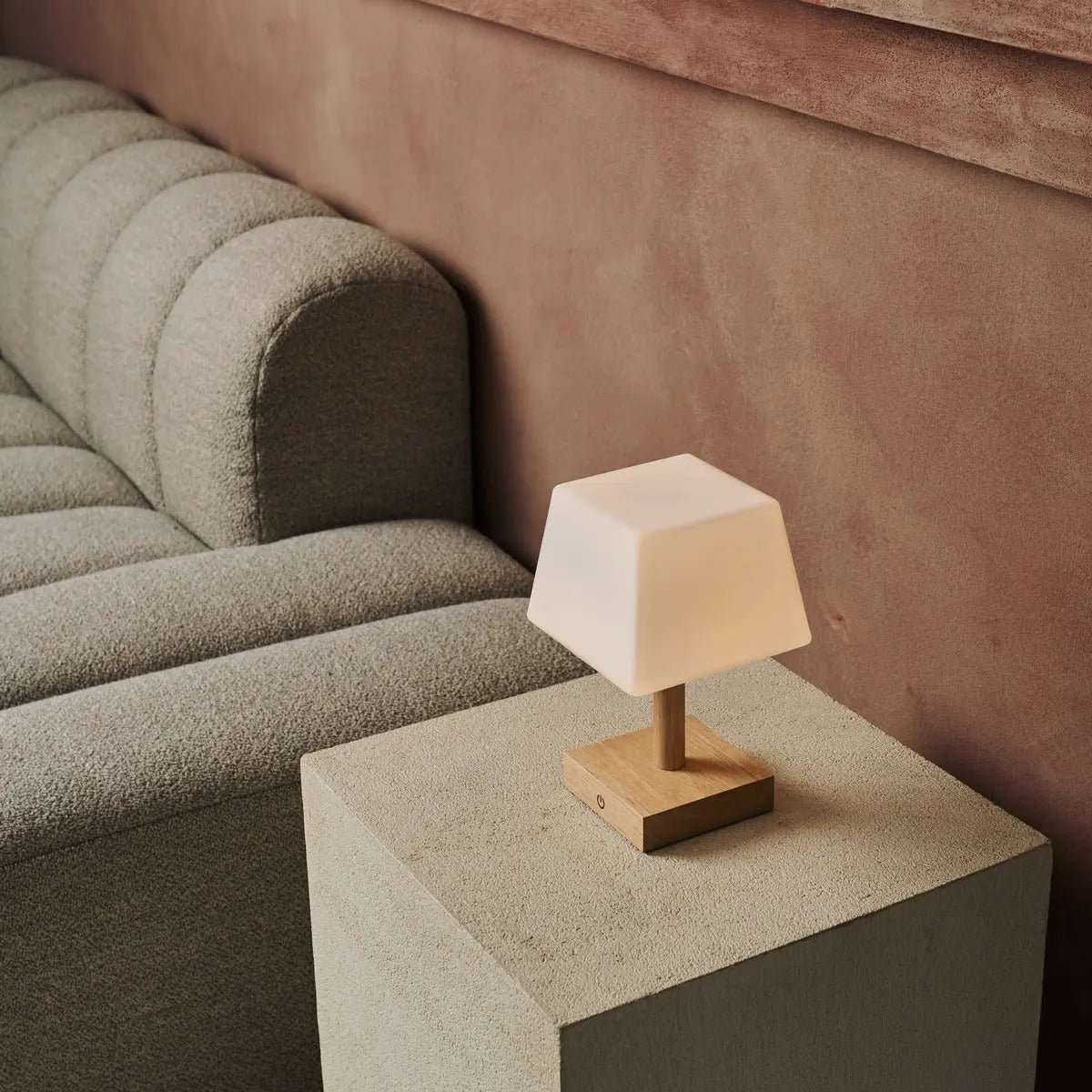 Lampada da tavolo ricaricabile Tommy in legno marrone chiaro