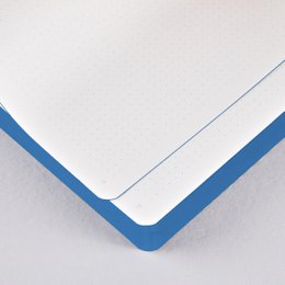 Voyager L Light - Lèvres | Carnet A5+ | Journal pointillé | Grille de points de 3,5 mm | 176 pages numérotées | Papier Premium 120g | cuir recyclé bleu | avec lèvres porte-stylo et smartphone |  produit en Allemagne