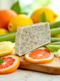 Glycerin-Anti-Cellulite-Seifenstück mit Aprikosenkern-, Senf- und Zitrusölen, tonisierender Massageeffekt