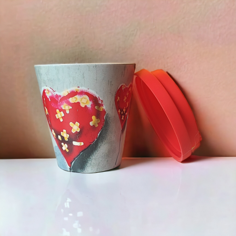 Kubek podróżny Banksy w RPET 230 ml - Zabandażowane serce