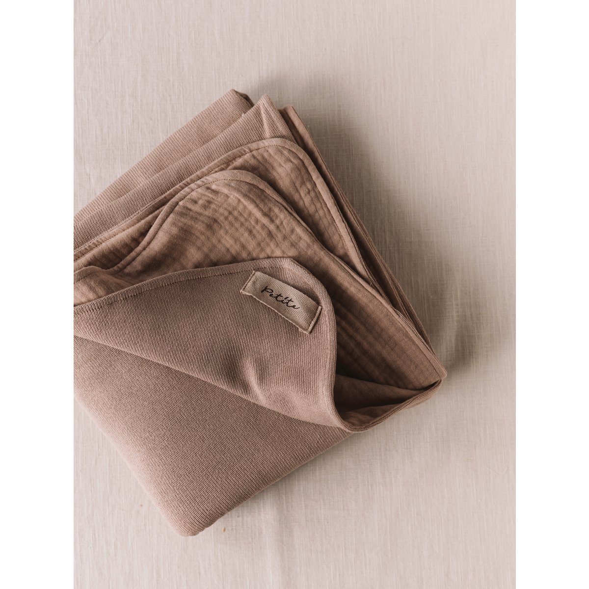 Gebreide + mousseline deken / donkerbeige