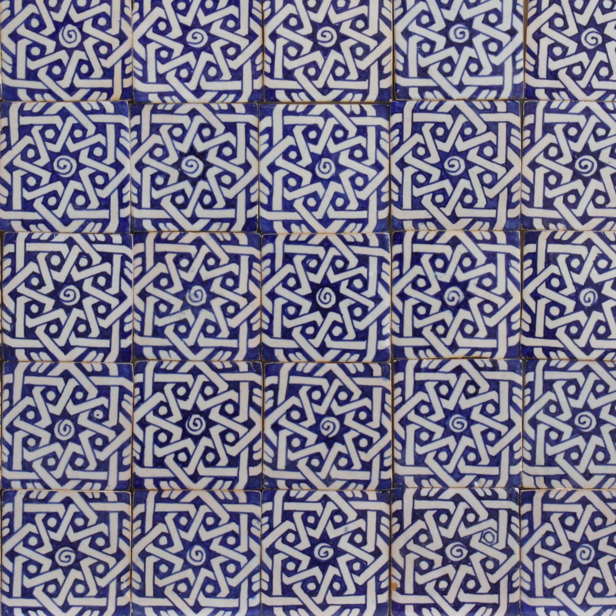 Hand painted tile Daima