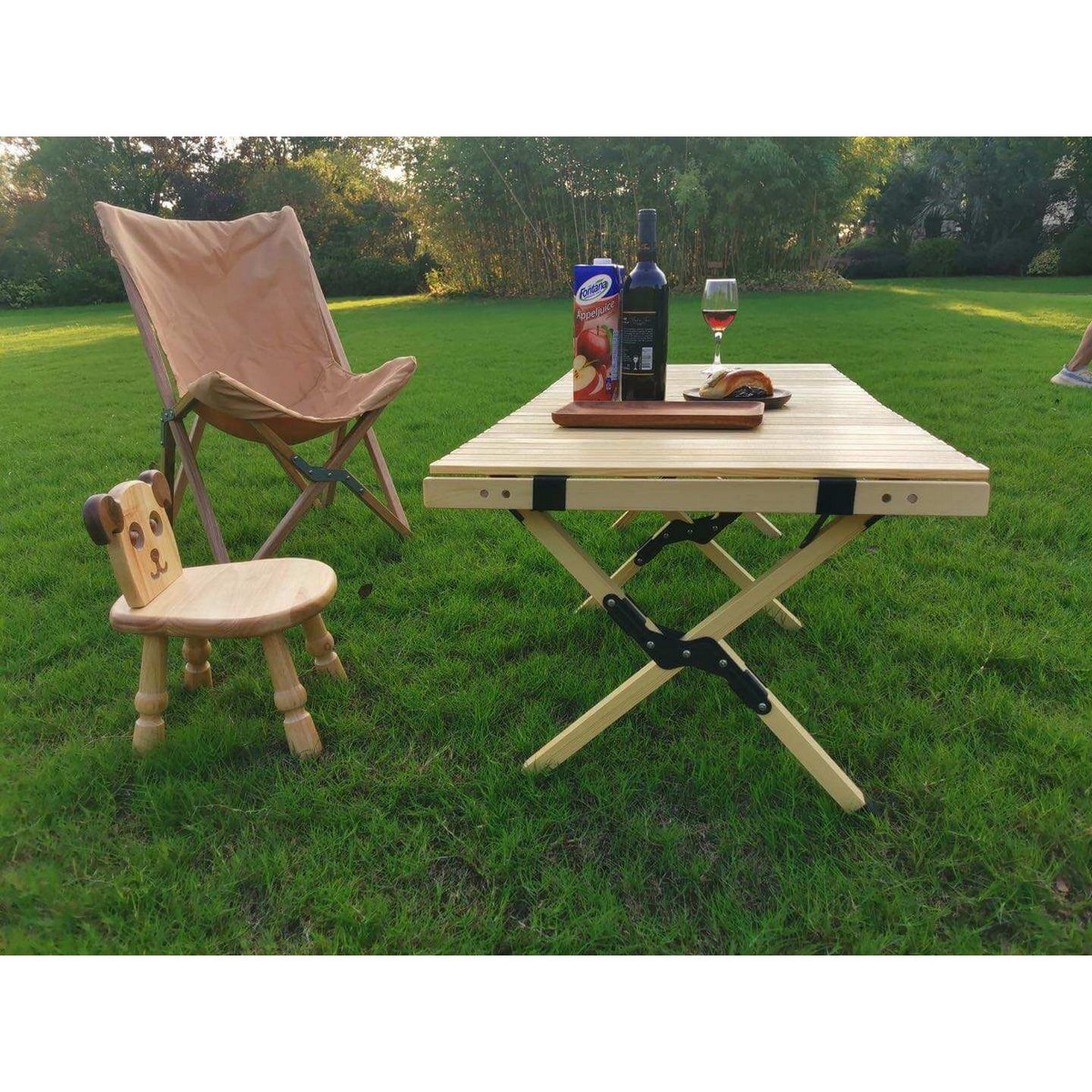 Opvouwbare houten tafel voor op de camping