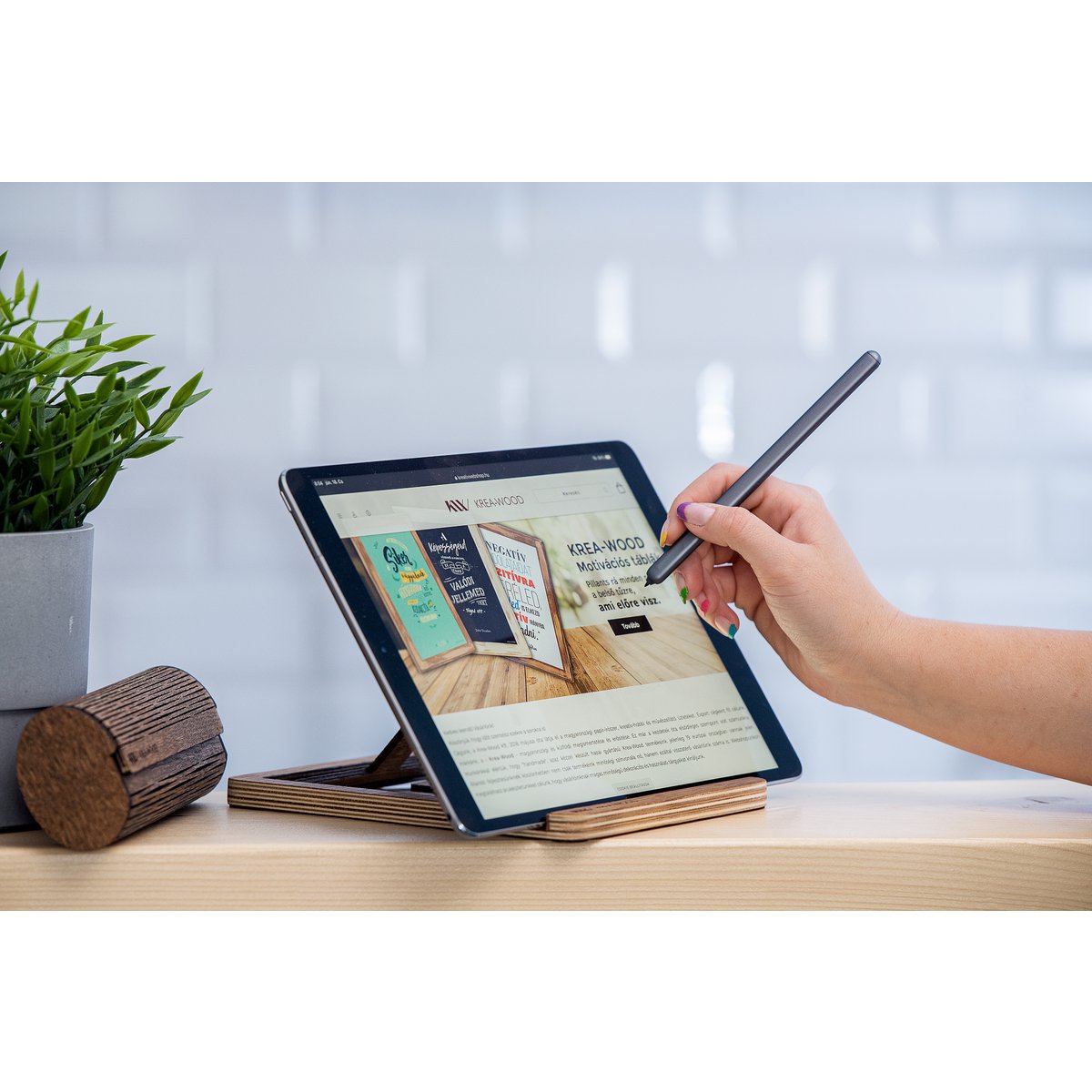 Supporto per tablet in legno fatto a mano Krea-Wood realizzato in legno di betulla, colore marrone