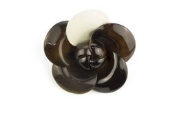 Broche camelia lacado marfil