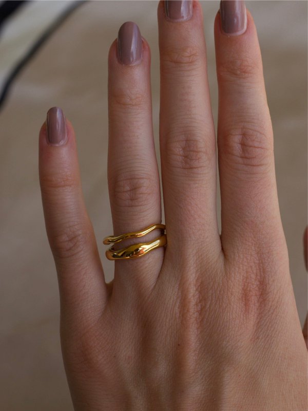 Shantina – Doppellagiger Wellen-Gold-Stapelring