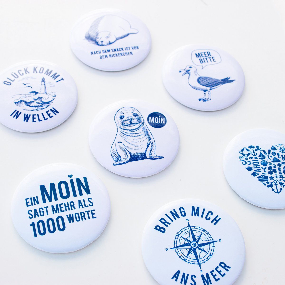 Magneet “Sea Please Seagull” – Maritiem Meeuwmotief – Blauw/Wit – Ø 5,6 cm – Koelkast & Whiteboard