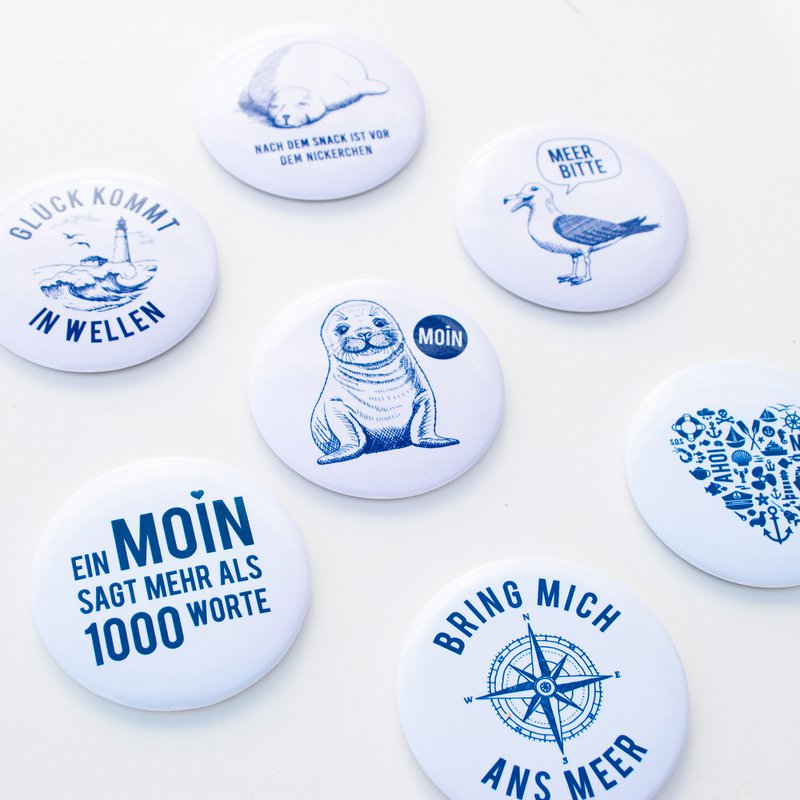 Magneet “Sea Please Seagull” – Maritiem Meeuwmotief – Blauw/Wit – Ø 5,6 cm – Koelkast & Whiteboard
