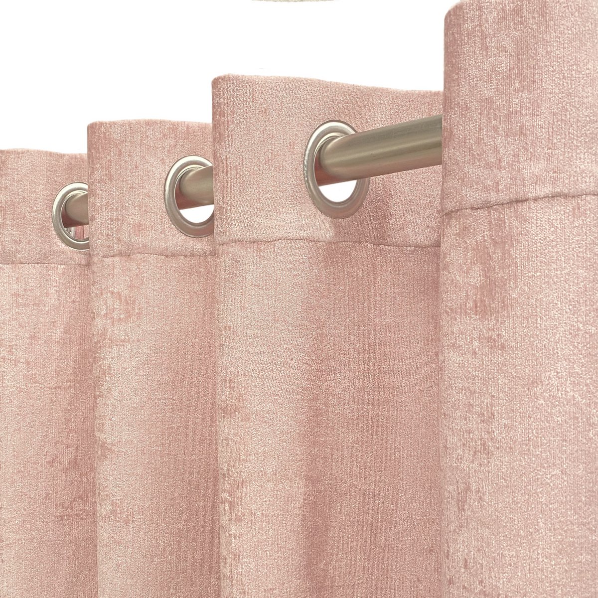 Cortina terciopelo suave confeccionada en ollados. Tejido de calidad en color coral . Cortinas para salón, dormitorio y cocina.