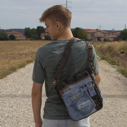 Sac messager Sunsa pour femme. Sac à main fabriqué à partir de jeans et de toile upcyclés. Sac bandoulière forme messager. Sac bandoulière de style vintage. Grand sac bandoulière pour femme.